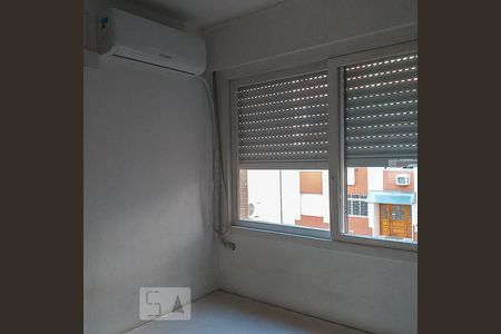 Dormitório de apartamento à venda com 1 quarto, 35m² em Passo da Areia, Porto Alegre