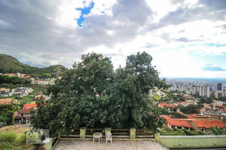 Vista Sala de casa à venda com 3 quartos, 500m² em Mangabeiras, Belo Horizonte