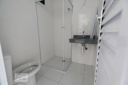 Banheiro de kitnet/studio para alugar com 1 quarto, 28m² em Vila Carrão, São Paulo