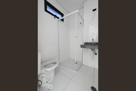 Banheiro de kitnet/studio para alugar com 1 quarto, 28m² em Vila Carrão, São Paulo