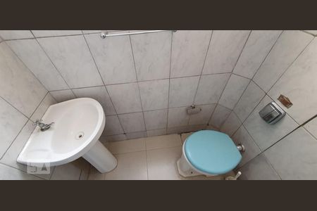 Banheiro de kitnet/studio para alugar com 1 quarto, 50m² em Centro, Curitiba