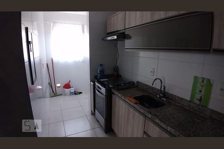 Cozinha de apartamento para alugar com 2 quartos, 60m² em Serraria, São José