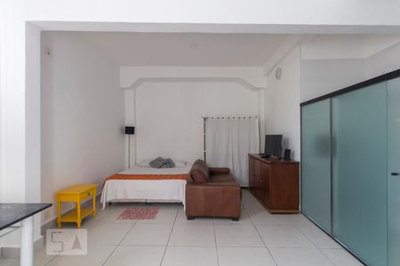 Sala / Quarto de kitnet/studio para alugar com 1 quarto, 50m² em Mirandópolis, São Paulo