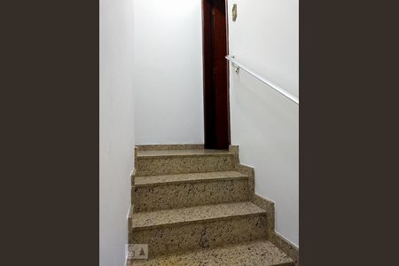 Escada de casa à venda com 2 quartos, 80m² em Jardim Guanca, São Paulo