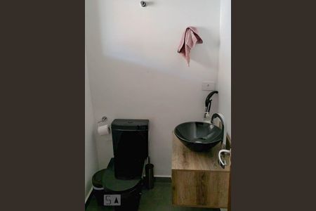 Banheiro de Serviço de casa de condomínio para alugar com 4 quartos, 160m² em Cidade Industrial, Curitiba