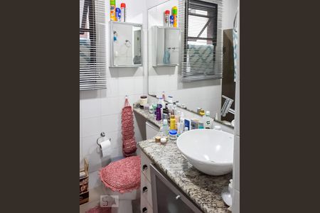 Banheiro de apartamento para alugar com 3 quartos, 70m² em Jardim Tupanci, Barueri