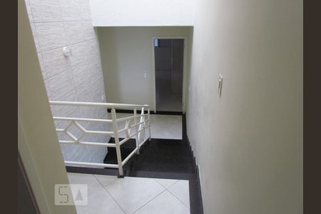 Escadas de casa para alugar com 3 quartos, 215m² em Jardim Santa Cruz (sacomã), São Paulo