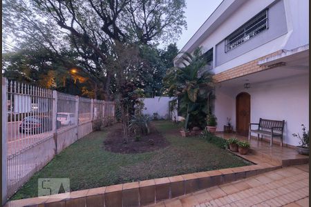 Casa para alugar com 390m², 5 quartos e 1 vaga Casa para alugar com 390m², 5 quartos e 1 vagaFachada