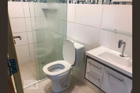 Banheiro  de apartamento à venda com 2 quartos, 48m² em Vila Guarani, Santo André