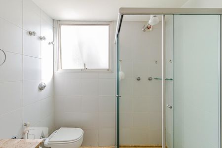 Banheiro da suíte de apartamento para alugar com 2 quartos, 85m² em Itaim Bibi, São Paulo
