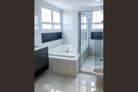 Banheiro da Suíte de apartamento para alugar com 4 quartos, 224m² em Tamboré, Santana de Parnaíba