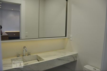 Banheiro de kitnet/studio para alugar com 1 quarto, 50m² em Bom Abrigo, Florianópolis