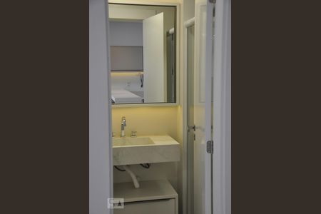 Banheiro de kitnet/studio para alugar com 1 quarto, 50m² em Bom Abrigo, Florianópolis