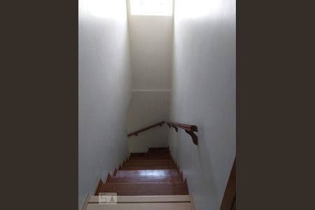 Escada de casa para alugar com 3 quartos, 183m² em Rudge Ramos, São Bernardo do Campo