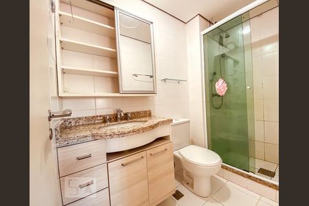 Banheiro de apartamento à venda com 2 quartos, 57m² em Petrópolis, Porto Alegre