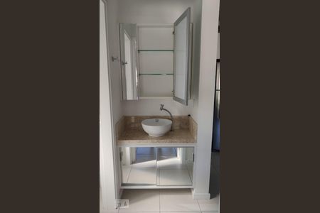 Detalhe do Banheiro Social de apartamento para alugar com 1 quarto, 53m² em Canasvieiras, Florianópolis