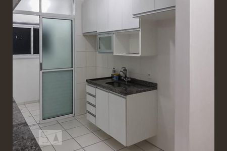 Cozinha de apartamento para alugar com 2 quartos, 68m² em Jardim Tupanci, Barueri