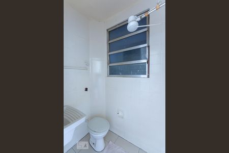 Banheiro de kitnet/studio para alugar com 1 quarto, 22m² em Centro, Niterói