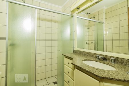 Banheiro de apartamento para alugar com 3 quartos, 103m² em Jardim Lindóia, Porto Alegre