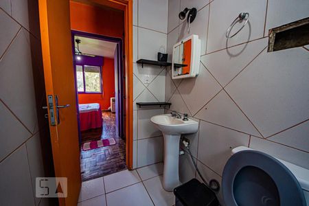 Banheiro  de apartamento à venda com 1 quarto, 52m² em Humaitá, Porto Alegre