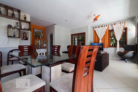 Sala de casa de condomínio para alugar com 6 quartos, 260m² em Vargem Pequena, Rio de Janeiro