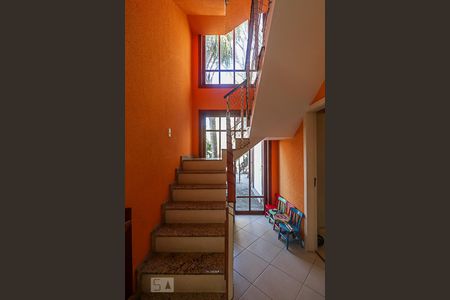 Escada de casa de condomínio para alugar com 6 quartos, 260m² em Vargem Pequena, Rio de Janeiro