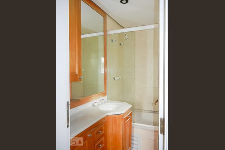 Banheiro da suíte de apartamento à venda com 3 quartos, 100m² em Vila Andrade, São Paulo