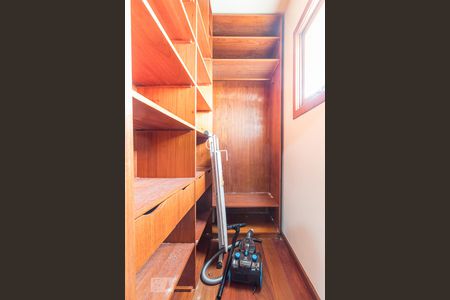 Closet de casa para alugar com 4 quartos, 500m² em Passo da Areia, Porto Alegre