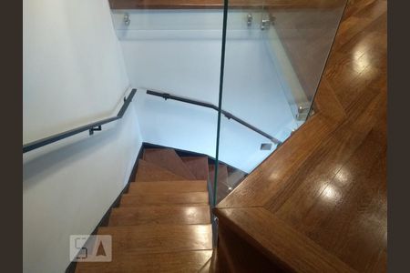 Escada  de apartamento à venda com 1 quarto, 104m² em Jardim Sílvia, Santo André