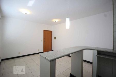 Sala e cozinha de apartamento para alugar com 1 quarto, 80m² em Funcionários, Belo Horizonte