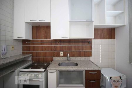 Sala e cozinha de apartamento para alugar com 1 quarto, 80m² em Funcionários, Belo Horizonte