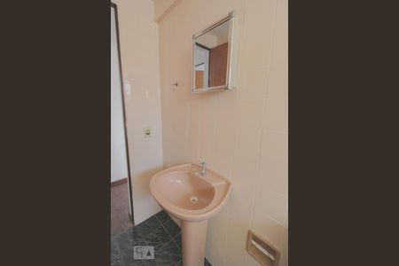 Banheiro de apartamento para alugar com 1 quarto, 34m² em Centro, Curitiba