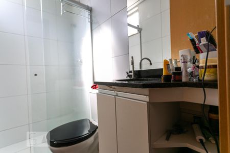 Banheiro de kitnet/studio para alugar com 1 quarto, 27m² em Sagrada Família, Belo Horizonte