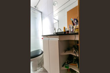 Banheiro de kitnet/studio para alugar com 1 quarto, 27m² em Sagrada Família, Belo Horizonte