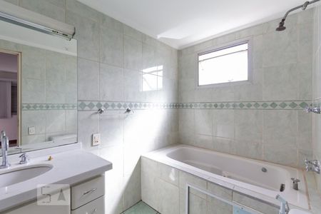 Banheiro da suíte de apartamento para alugar com 4 quartos, 90m² em Jardim Colombo, São Paulo