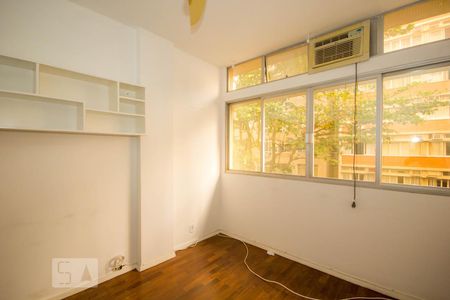 Quarto 1 de apartamento à venda com 2 quartos, 100m² em Leme, Rio de Janeiro