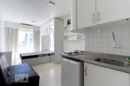 Cozinha e dormitório de kitnet/studio à venda com 1 quarto, 27m² em Pinheiros, São Paulo