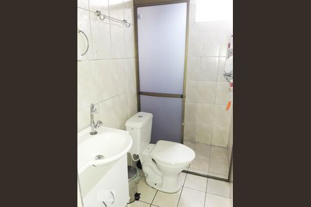 Banheiro de apartamento à venda com 2 quartos, 49m² em Conjunto Habitacional Teotonio Vilela, São Paulo