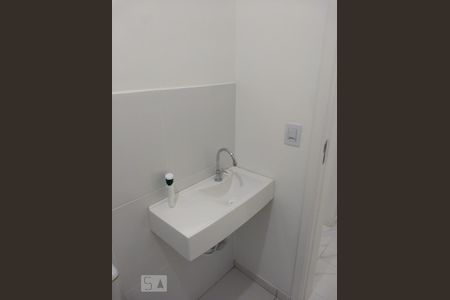 Detalhe banheiro de apartamento para alugar com 2 quartos, 49m² em Jardim Cirino, Osasco