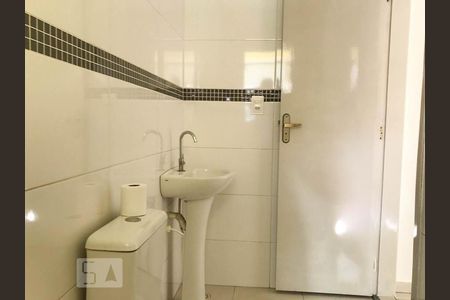 Banheiro de casa para alugar com 2 quartos, 60m² em Vila Charlote, São Paulo