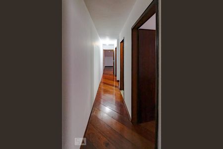 Corredor de casa à venda com 4 quartos, 250m² em Jardim Las Vegas, Guarulhos