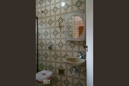 Casa à venda com 340m², 5 quartos e 6 vagas Casa à venda com 340m², 5 quartos e 6 vagasBANHEIRO SERVIÇO