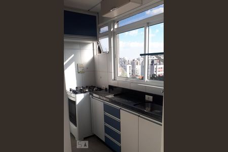 cozinha de apartamento para alugar com 1 quarto, 28m² em Lindóia, Curitiba