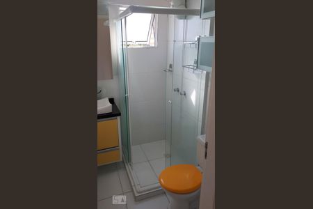 Banheiro de apartamento para alugar com 1 quarto, 28m² em Lindóia, Curitiba