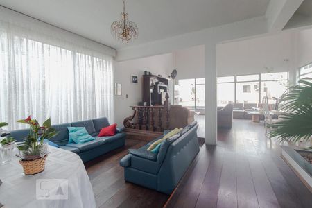 Casa à venda com 4 quartos, 350m² em Vila Carrão, São Paulo