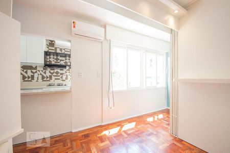 Quarto  de kitnet/studio para alugar com 1 quarto, 28m² em Passo da Areia, Porto Alegre