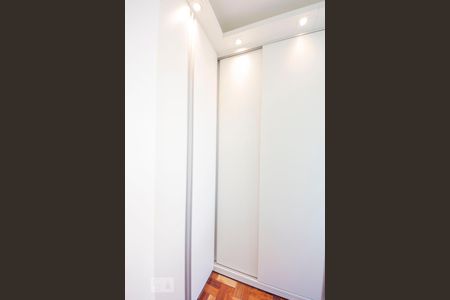 Armário  de kitnet/studio para alugar com 1 quarto, 28m² em Passo da Areia, Porto Alegre