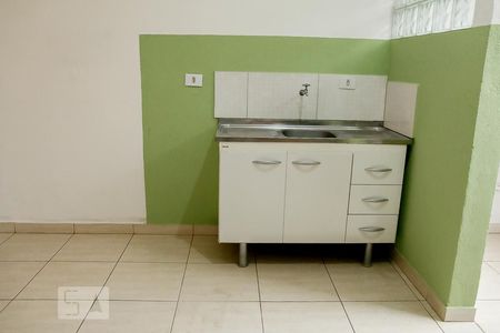 Cozinha de apartamento para alugar com 1 quarto, 32m² em Jardim Ubirajara (zona Sul), São Paulo