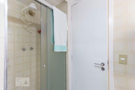 Banheiro da suite de apartamento para alugar com 3 quartos, 105m² em Vila Ipojuca, São Paulo