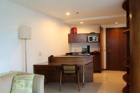 Sala de apartamento para alugar com 1 quarto, 60m² em Barra da Tijuca, Rio de Janeiro